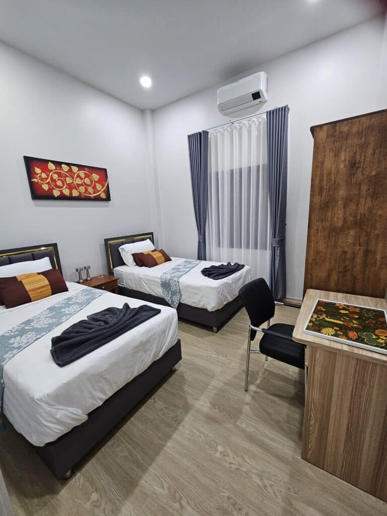 bedroom with two single beds