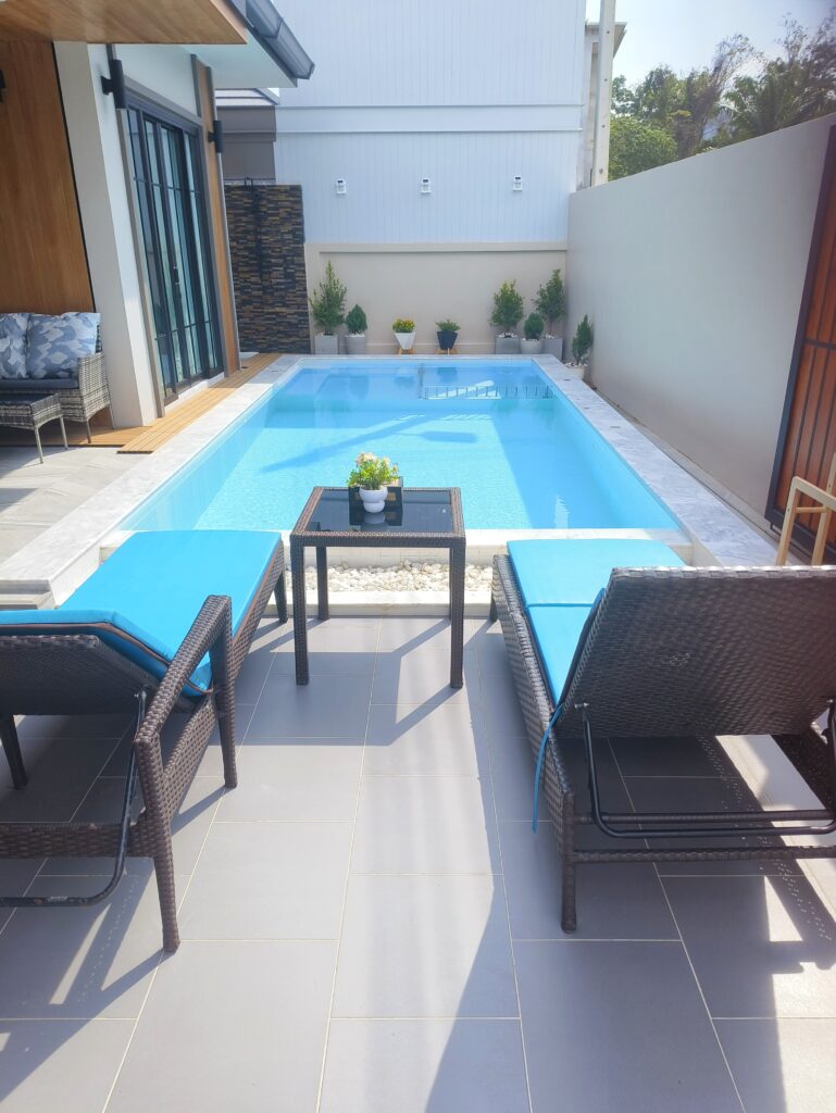 pool terrasse with sun chair